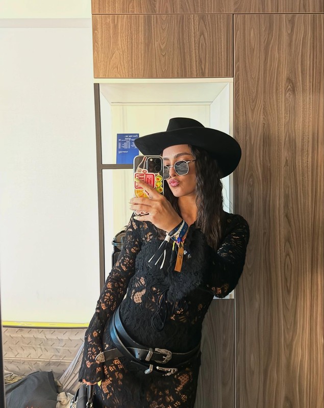 Cum a apărut îmbrăcată Alexia Eram la festivalul UNTOLD 2025. A atras toate privirile cu rochia transparentă, din dantelă