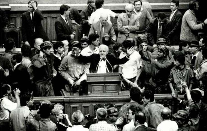 România a văzut scenele din America în Parlamentul din București, pe 26 septembrie 1991, când Ion Rațiu a ținut piept minerilor