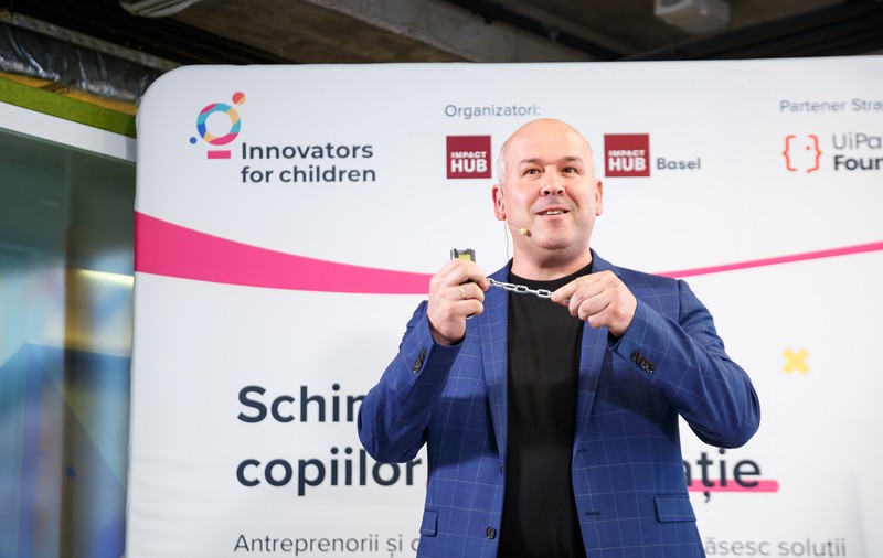 O aplicație românească se vrea „mentorul de buzunar” al elevului, care îl ajută să nu rămână în urmă