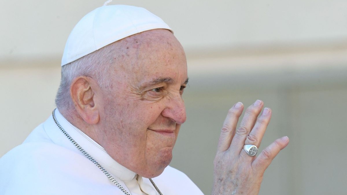 Papa Francisc salută cu mâna în Piața Sfântul Petru de la Vatican, pe 15 martie 2023