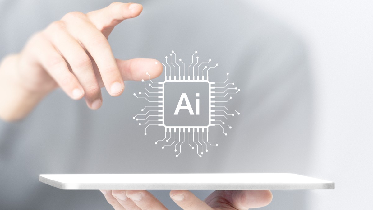Un concept digital pentru inteligența artificială (AI), reprezentat de o proiecție grafică a unui microcip cu textul „Ai” deasupra unei tablete