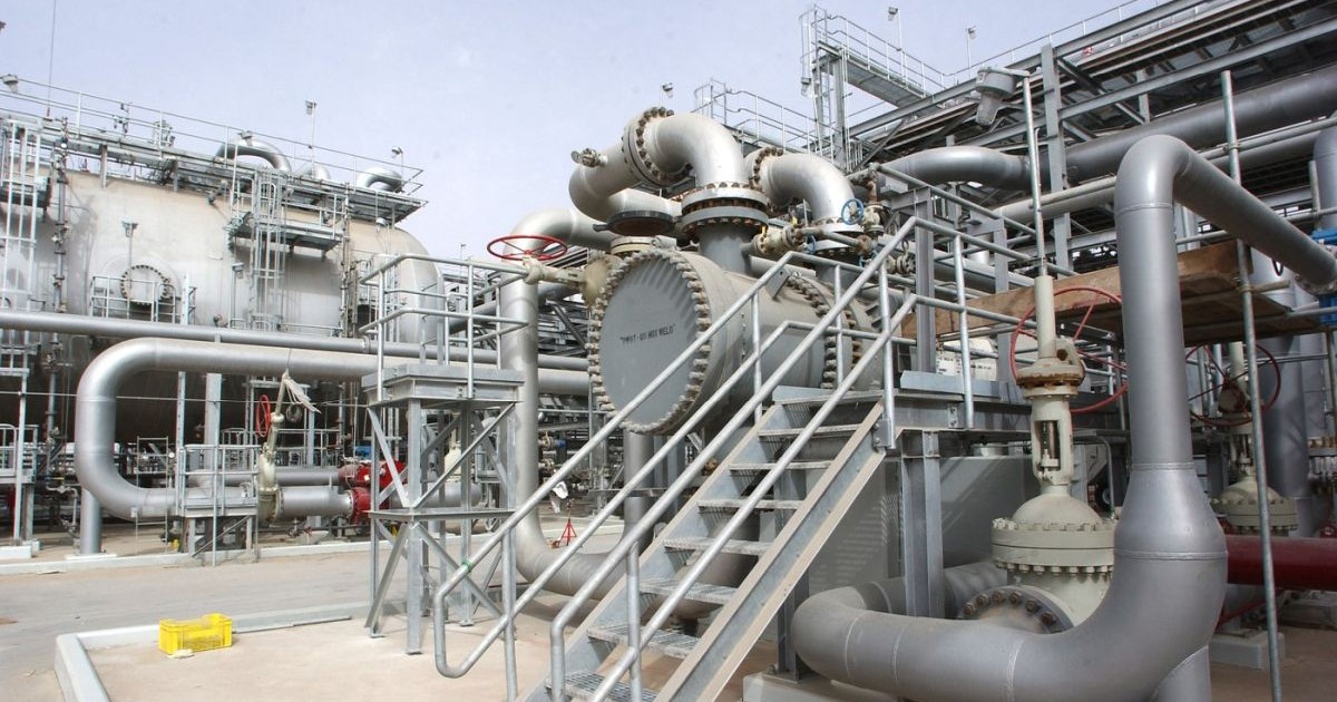 Imagine din interiorul rafinăriei din Haradh, la aproximativ 280 km sud-vest de orașul petrolier Dhahran din estul Arabiei Saudite, martie 2006.