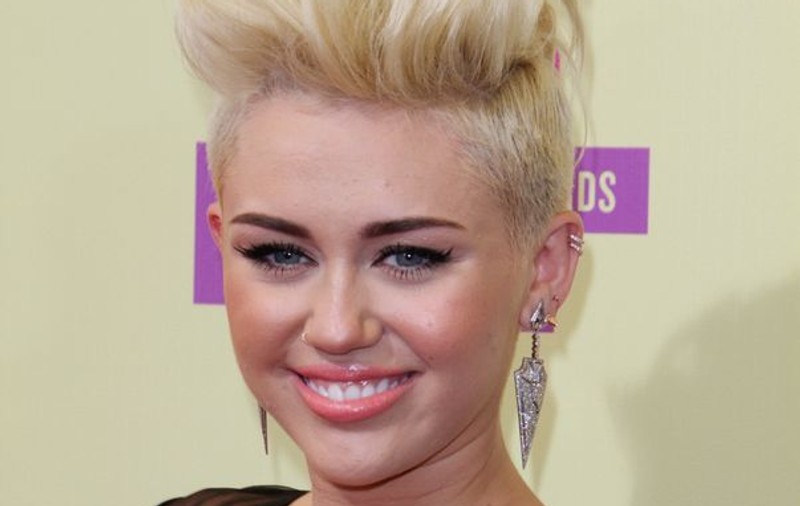 Credeați că două vedete cu aceeași rochie sunt puse într-o POSTURĂ PENIBILĂ? Ei bine, de asta ce ziceți? Miley Cyrus și Pink, COAFURI IDENTICE la MTV Music Awards | FOTO