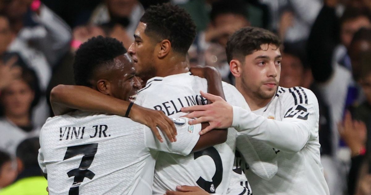 Vinicius, Bellingham și Valdevde se îmbățișrează după un gol marcat de Real Madrid într-un meci cu Salzburd din Liga Campionilor, ianuarie 2025