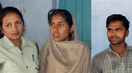 Sabnam, în centru, alături de o femeie gardian, și iubitul ei Saleem, în dreapta. Foto: Times of India
