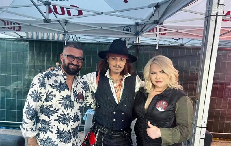 Viorica și Ioniță de la Clejani, cadou inedit pentru Johnny Depp. Se cunosc de 23 de ani