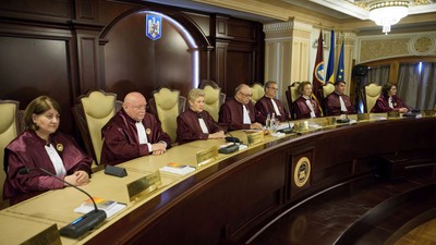 Curtea Constituțională este formată din 9 judecători