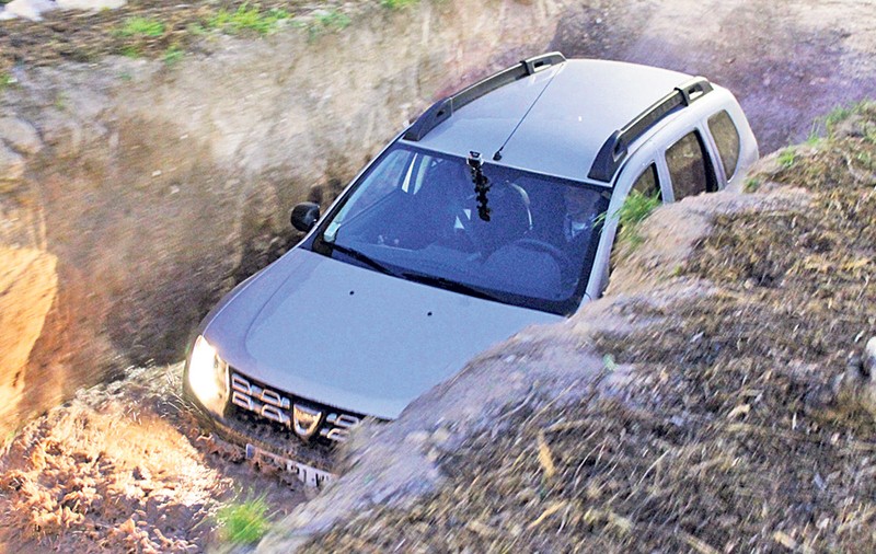 DESCOPERIRE MACABRĂ la Buzău. Jeep înmatriculat în Anglia, CĂZUT într-un canal de regularizare. Un TÂNĂR A MURIT