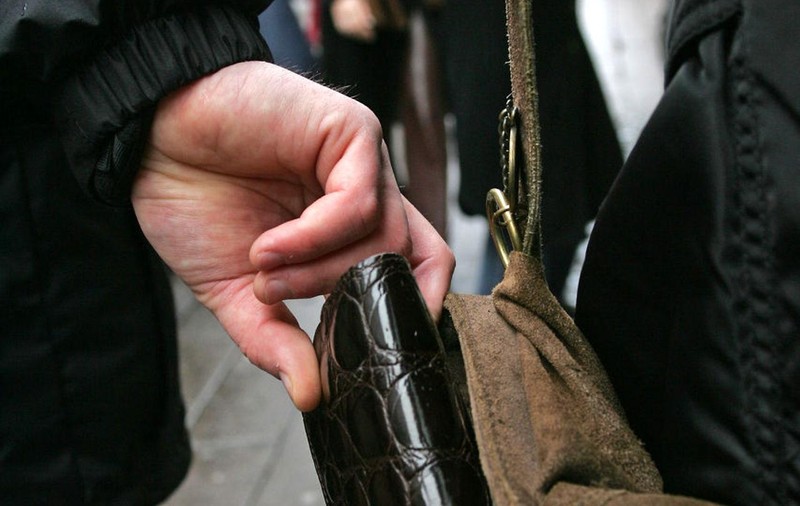 Metoda nouă folosită de hoții din buzunare arădeni. Cum i-au distras atenția victimei