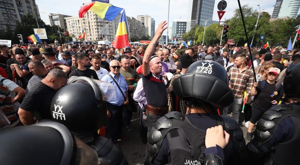 Îmbrâmceli la protestul fermierilor în Piața Victoriei, jandarmii au folosit gaze lacrimogene