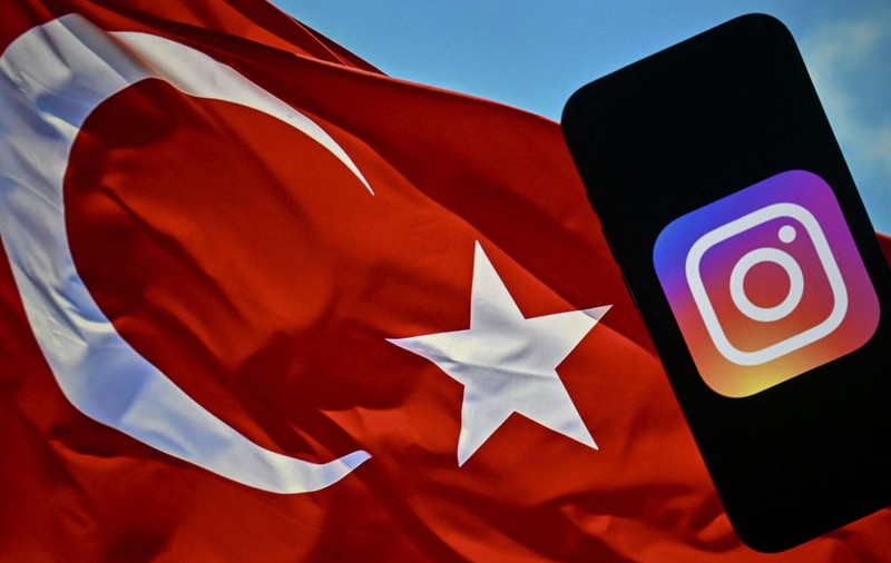 O femeie din Turcia, arestată după ce l-a criticat pe Erdogan pentru că a blocat accesul la Instagram. De ce a fost acuzată
