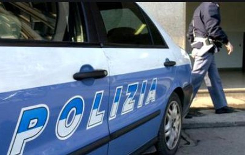 Un român a fost prins băut la volan în Italia. A căzut din cabină când a fost oprit de polițiști și a continuat să bea și în fața lor