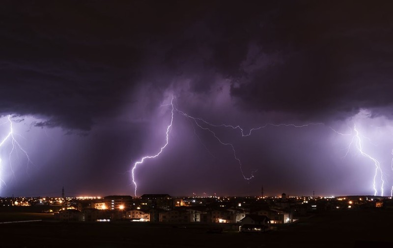Ploi de până la 80 l/mp, furtuni cu descărcări electrice și ninsori puternice. Harta unde vor lovi fenomenele meteo extreme
