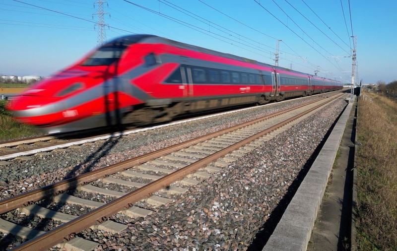460 de pasageri dintr-un tren din Italia au rămas blocați într-un tunel pentru 8 ore, fără apă, mâncare și în întuneric