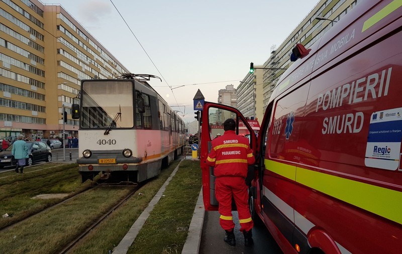 O femeie a fost călcată de tramvai, în București. Victima accidentului are picioarele secționate