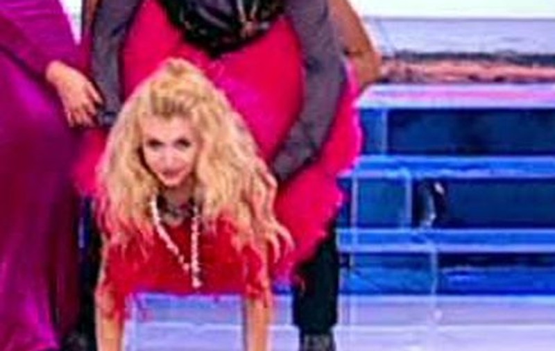 ANDREEA BĂLAN, într-o poziţie INDECENTĂ, alături de Cosmin Seleşi