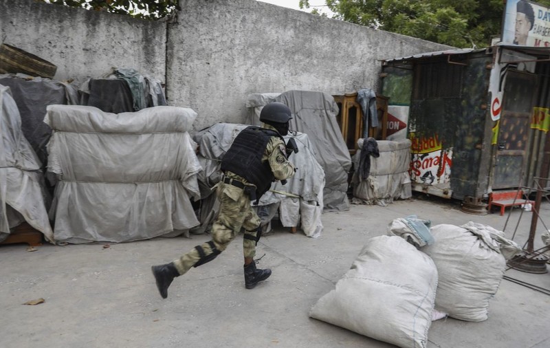 Sute de deținuți au evadat din Penitenciarul Național din Haiti. Dacă atacatorii vor avea succes, „suntem terminați”, spun polițiștii