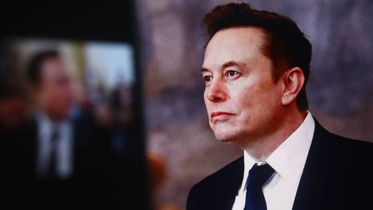 Fondatorul Tesla, SpaceX, Elon Musk imprăcat la costum cu o cămașă albă și cravată neagră