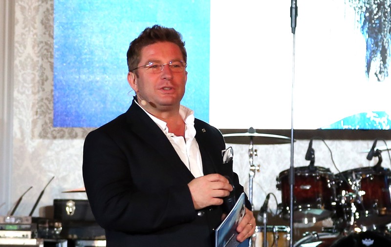 VIDEO/ Farse pe scena de teatru cu ”tartorul” Pavel Bartoș: pălincă în loc de apă, sare și zahăr în spaghete, valize bătute în cuie!