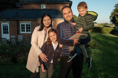 Radu Țăndărescu, soția lui, Ramona, și cei doi copii ai lor, Rebeca și Eduard în fața casei lor din Cobham, Kent, UK, octombrie 2021
