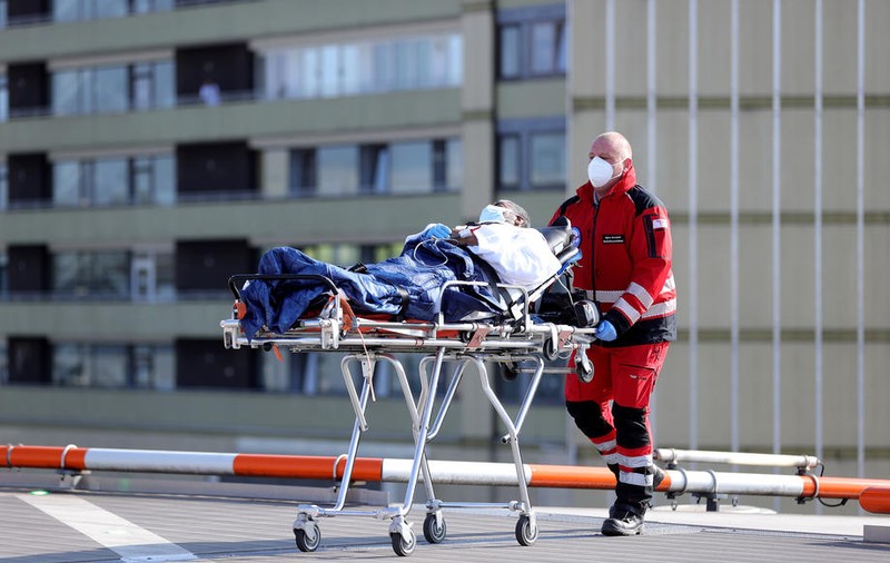 Studiu: Ordinea în care se instalează simptomele de coronavirus: tuse şi febră, dureri musculare, greaţă şi diaree