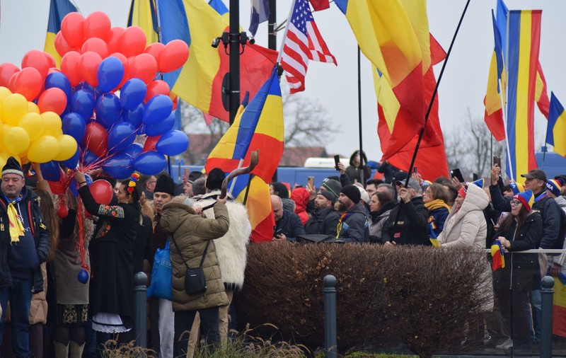 Ziua Națională în Suveranistan. Cum au ocupat Alba Iulia fanii lui Georgescu, Simion și Șoșoacă. Huiduieli fără precedent la intonarea imnului