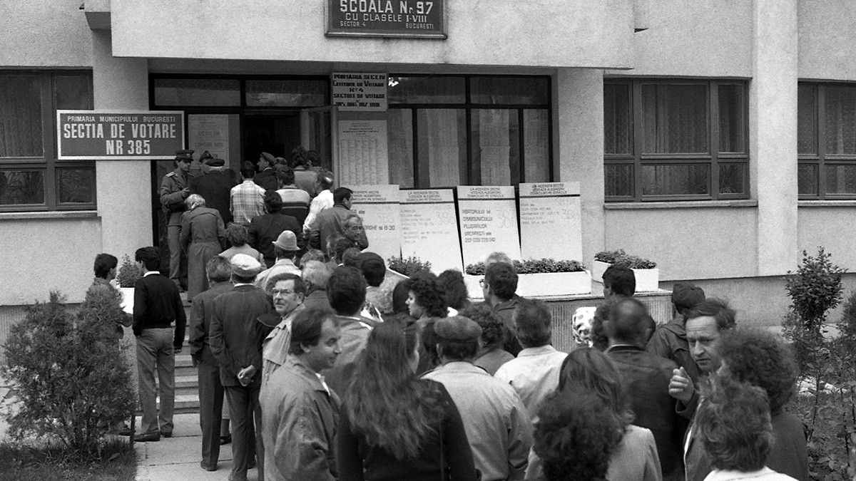 Primele alegeri libere legislative si prezidentiale din Romania, desfasurate pe 20 mai 1990. Sectie de votare amplasata in incinta Scolii Nr.97 din Bucuresti