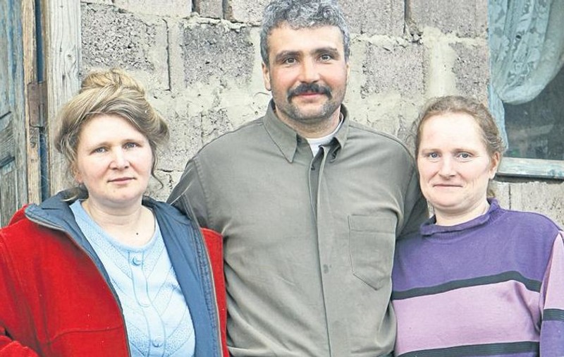 Bărbatul din Iaşi care trăieşte cu două surori va fi tătic a 13-a oară