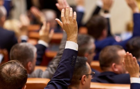 Parlamentari care ridică mâna dreaptă