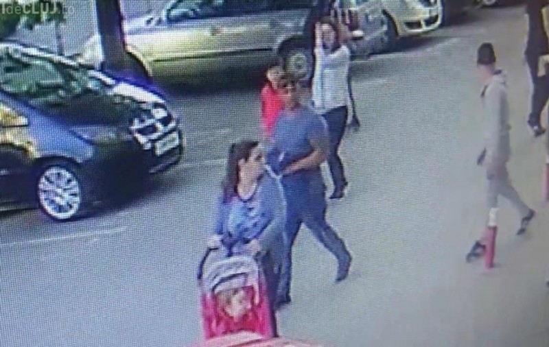 UPDATE: Cei trei bărbați care au furat telefonul unei femeie cu un copil în cărucior nu au fost prinși