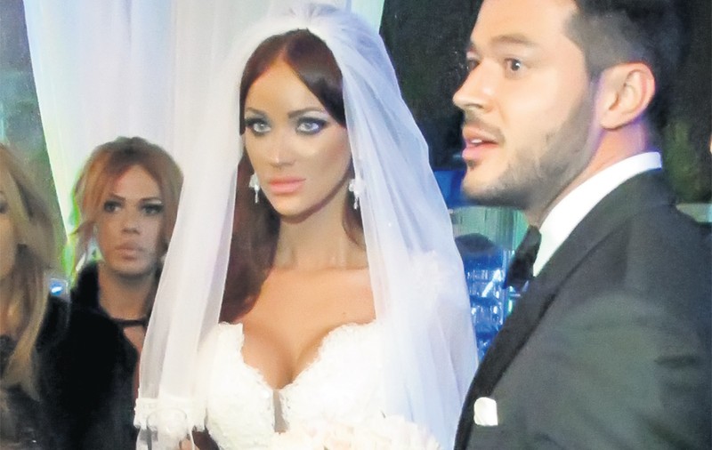 NUNTĂ BIANCA DRĂGUŞANU | Bianca şi-a adus căţeluşul la nuntă!