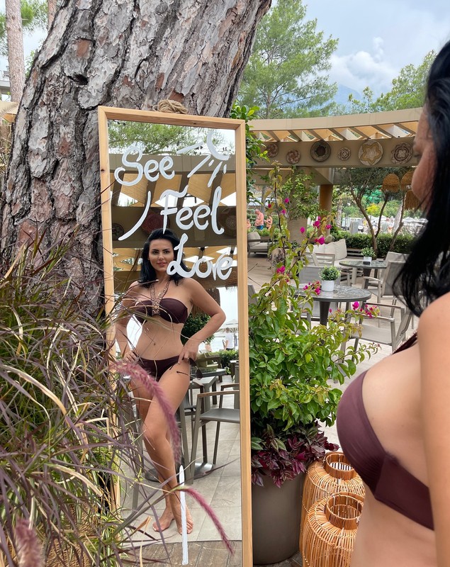 Imagini cu Lavinia Pîrva în costum de baie. Cum a apărut soția lui Ștefan Bănică Jr. la plajă, alături de băiețelul ei