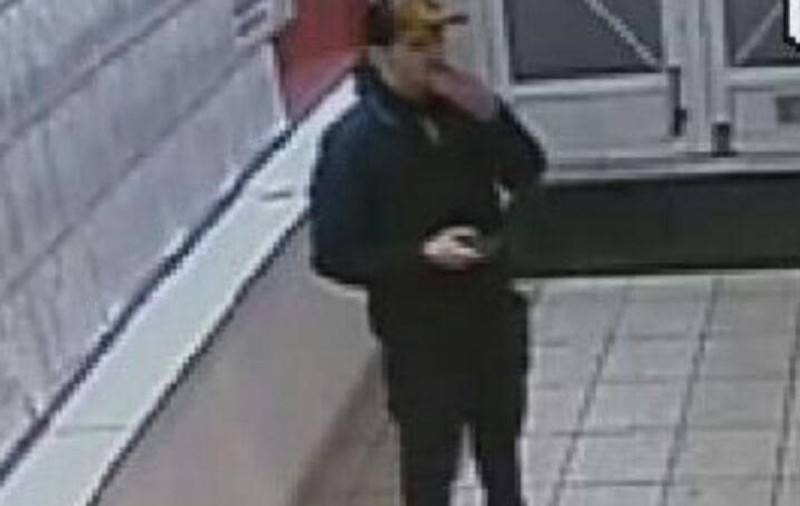 Un bărbat din Craiova a jefuit o agenţie de pariuri. A ameninţat angajata cu un pistol şi a fugit cu 7.000 de lei