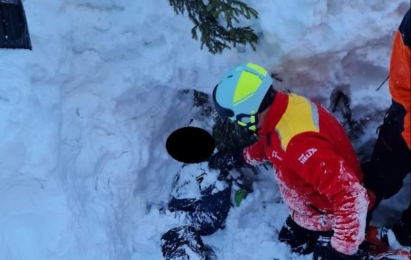 Un tată și fiul său, surprinși de o avalanşă în timp ce schiau în afara pârtiilor, la Sinaia