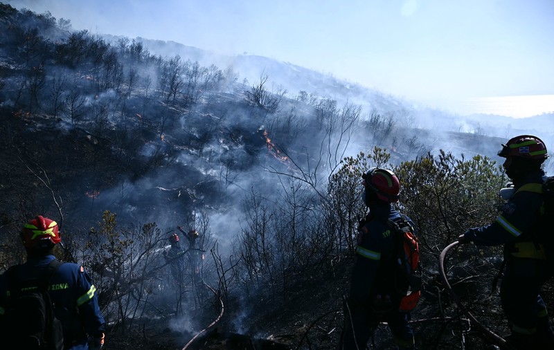 Incendiu uriaș în apropiere de Atena, în Palaia Fokaia: oamenii au fost evacuați, se încearcă stingerea focului cu elicoptere