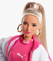 Puma sassocie à Barbie et dévoile deux poupées qui célèbrent lhéritage des 90s PUMA and Barbie unveiled cross-branded Barbie dolls that don pieces from the collaboration  cue uproarious applause from 90s girls everywhere.