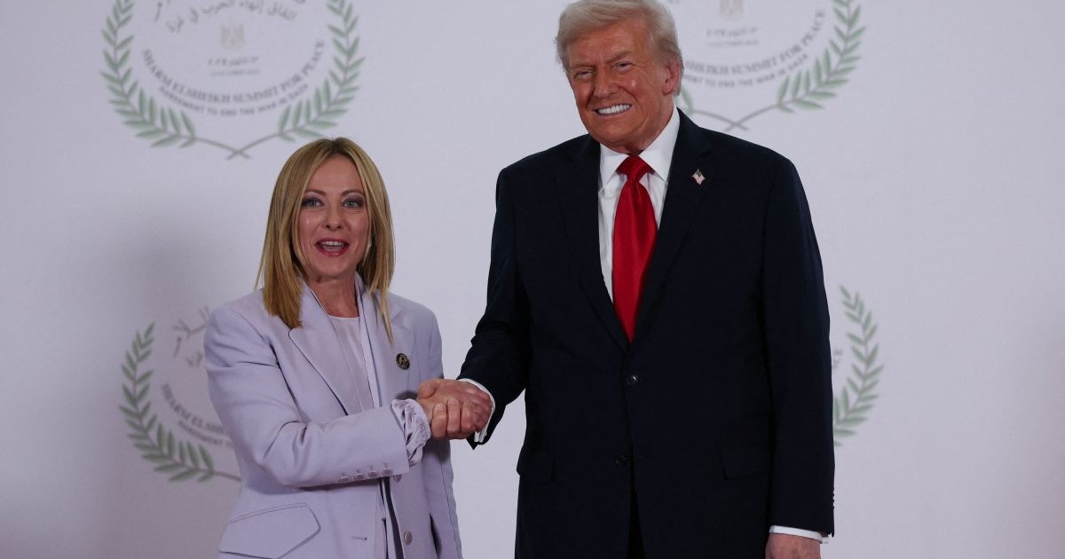Donald Trump și Giorgia Meloni dau mâna în timp ce zâmbesc în fața jurnaliștilor, la Summitul de pace Sharm El-Sheikh din Egipt, 13 octombrie 2025