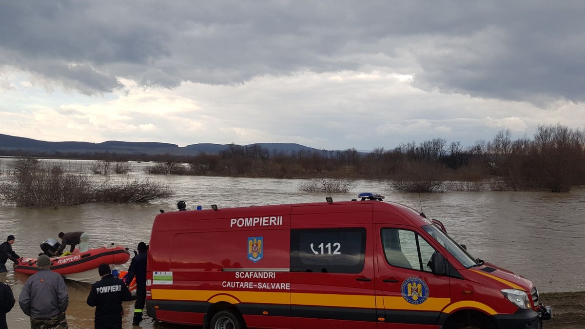 Două persoane sunt izolate pe o insuliță formată în urma revărsării apelor, în Brașov. Pompierii intervin să le salveze