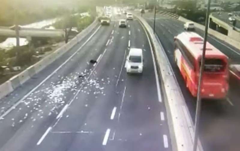 A plouat cu bani pe o autostradă din Chile, în urma unui jaf - VIDEO