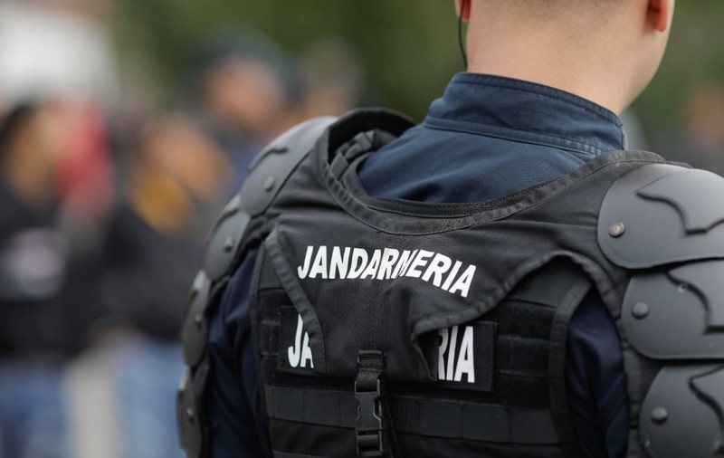 Un bărbat prins cu droguri asupra lui în Mamaia a încercat să scape folosind o borsetă. Ce era în ea și cum au reacționat jandarmii