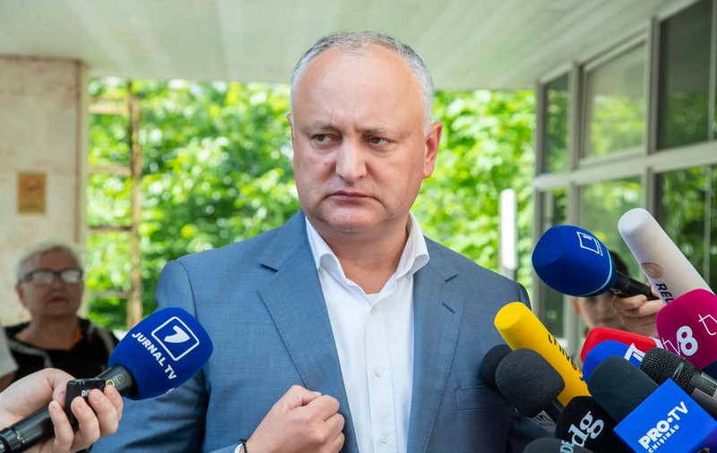 Incendiu în curtea casei lui Igor Dodon. Se aude o explozie, apoi izbucnește focul - VIDEO