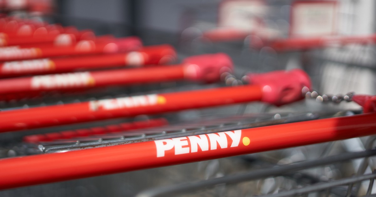 Programul Penny de 30 noiembrie şi 1 decembrie 2023 - Imagine cu mai multe cărucioare de cumpărături pe mânăreul cărora este inscripţionat numele Penny.