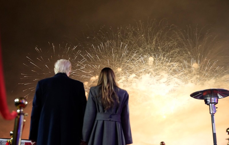 Donald Trump a sosit la Washington și festivităţile de învestire au început cu focuri de artificii și un imitator al lui Elvis, care i-a cântat | VIDEO