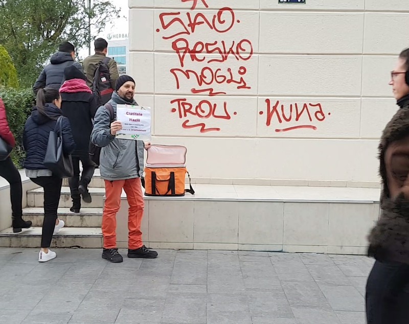 VIDEO Are doctorat în inginerie și vinde clătite la metrou