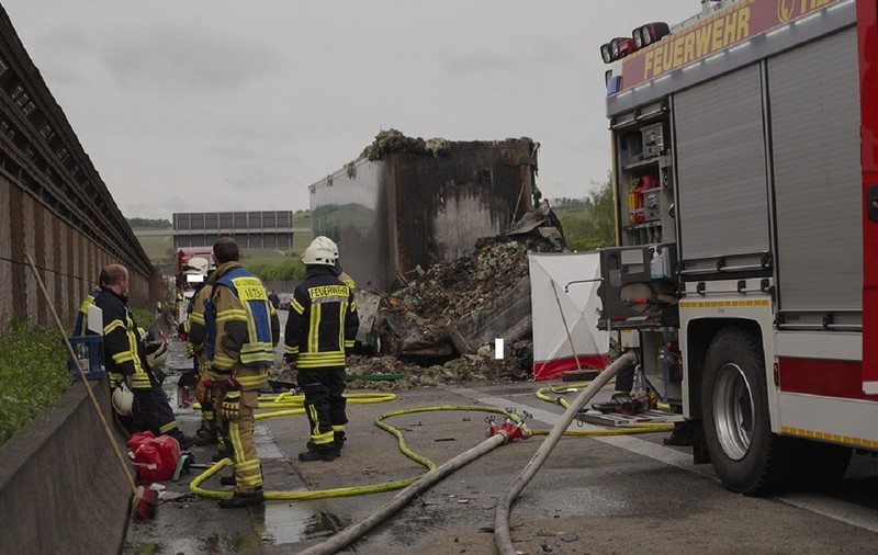 O grămadă de cenușă, atât a rămas din cabina unui TIR care a luat foc pe o autostradă din Germania. Șoferul a murit carbonizat