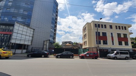 Casa scriitorului Cezar Ivănescu, încadrată de clădirea Poștei Române și noul bloc ridicat în locul prăvăliei de la 1894