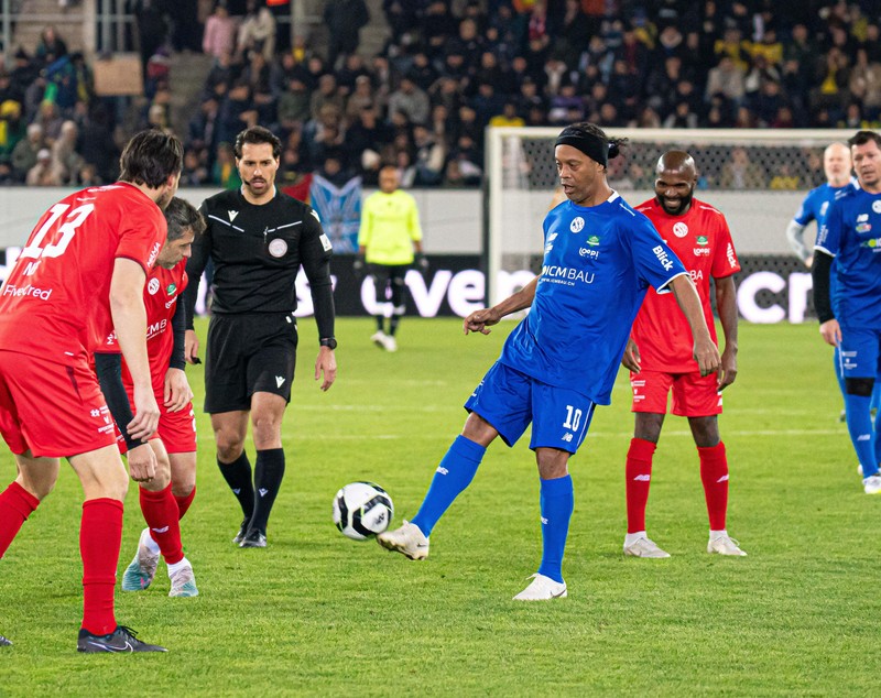 Ronaldinho a petrecut până la 5.00 într-un club de noapte și a întârziat la meciul de gală cu legendele Elveției: „Și mahmur, și cu burtă, tot a făcut show la Lucerna”