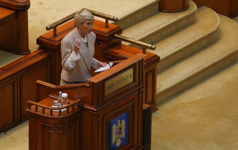 Raluca Turcan, la moţiunea de cenzură, către Dăncilă: "V-ați încuiat în Palatul Victoria. Mințiţi, dezinformați şi întrețineți mecanismul economic al fraudei!"
