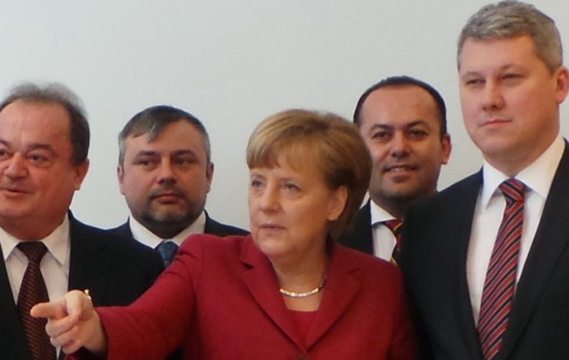 Vasile Blaga ÎŞI SCOATE „catindatul” în lume! L-a prezentat pe Cătălin Predoiu cancelarului Germaniei Angela Merkel