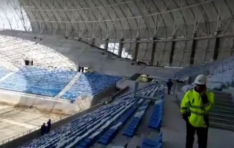Stadionul din Craiova a fost construit greșit! Îi mai trebuie un etaj, deși acoperișul a fost pus. Arena riscă să se prăbușească la un vânt mai puternic